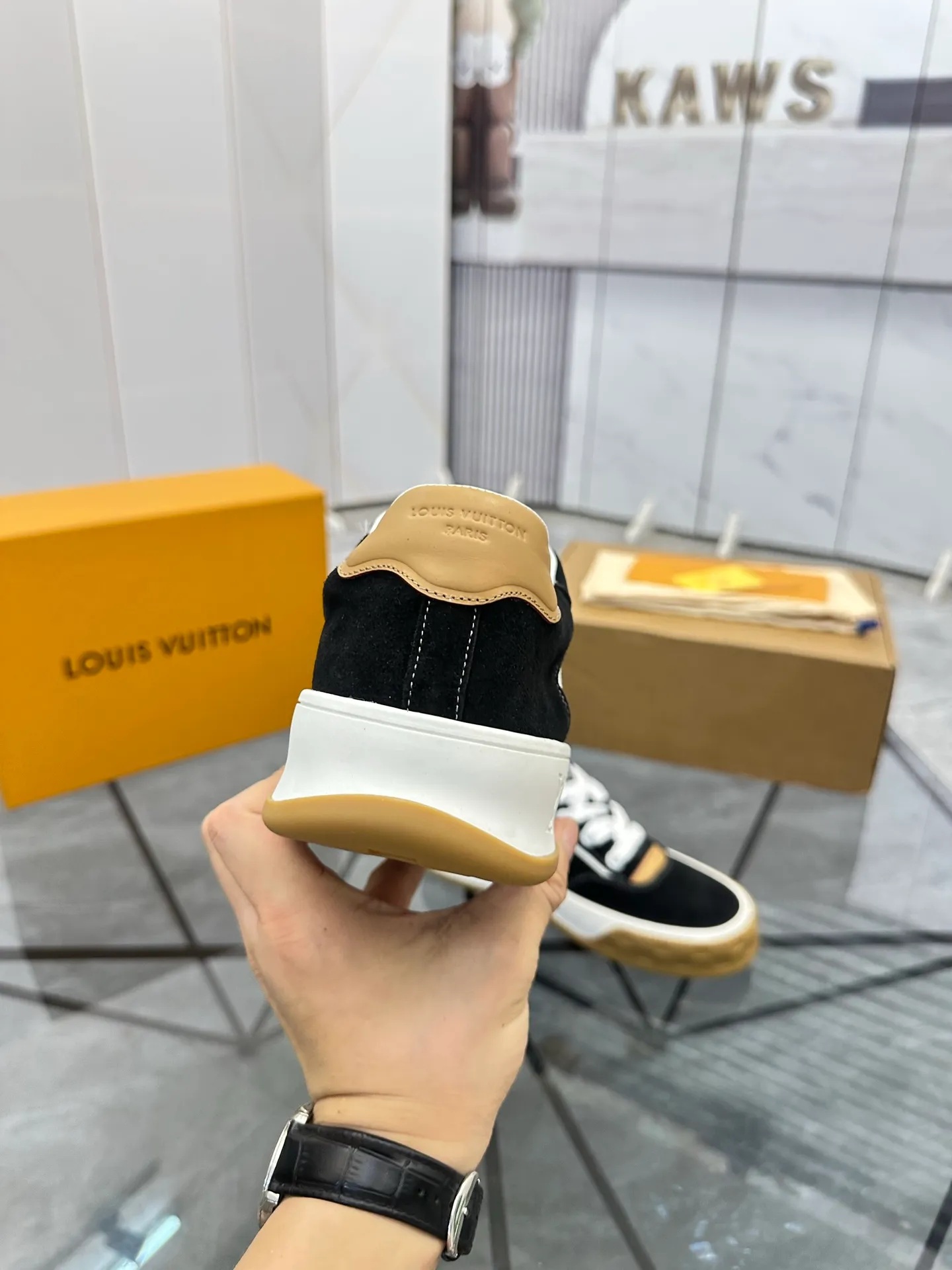 Men's shoes for sale 💰: 💰P660¥ Top quality Comes with airplane case Product trademark: LV* "Louis Vuitton*" low-top casual shoes Regular size: 35-44 (can be customized to 45) Couple style Product materials: imported nubuck leather upper, sheepskin lining, original outsole. Number: 819